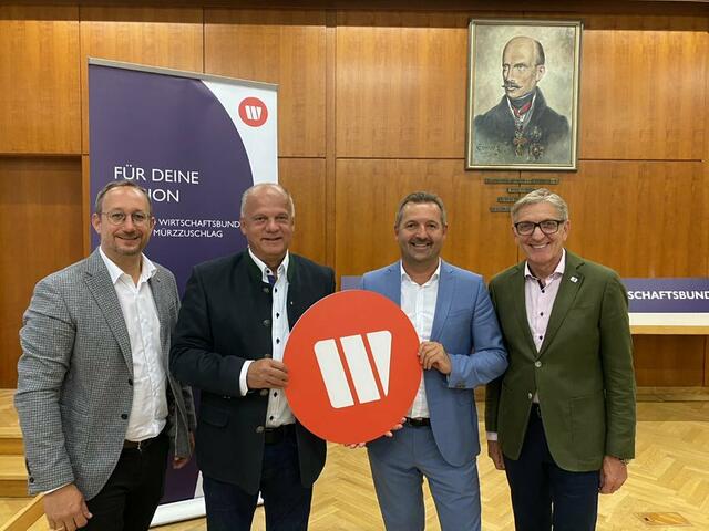 Jochen Pack und Josef Herk waren die ersten Gratulanten. | Foto: Wirtschaftsbund