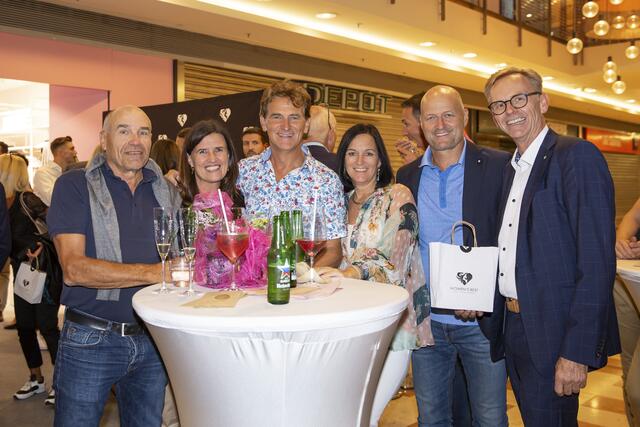 Johann Widauer (Galerie Johann Widauer) mit Karin Fankhauser (CEO Fa. Team Jünger), Romed Giner (Vize Bürgermeister Rum), Daniela Gruber, Gerhard Freund (CEO Fa. Freund Installationen) und Helmut Larch (Centermanager DEZ Einkaufszentrum) | Foto: Umdasch