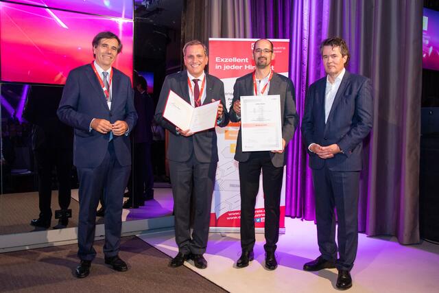 Kategoriesieger „Organisationen, die vorwiegend im öffentlichen Eigentum stehen‟ – WIFI Kärnten GmbH, v.l.n.r. Matthias Tschirf (Sektionschef im Bundesministerium für Digitalisierung und Wirtschaftsstandort), Andreas Görgei (Geschäftsführer WIFI Kärnten), René Pogrielz (Qualitätsmanager WIFI Kärnten), Franz Peter Walder (geschäftsführender Vorstand AFQM, Member of the Board Quality Austria) | Foto: Anna Rauchenberger