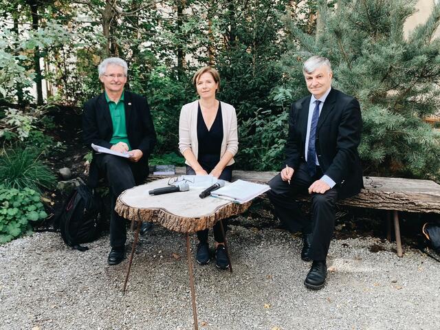 Präsentierten neue Treibhausgas-Zahlen für Graz: Werner Prutsch, Judith Schwentner, Karl Steininger (v.l.) | Foto: Wonderlamp