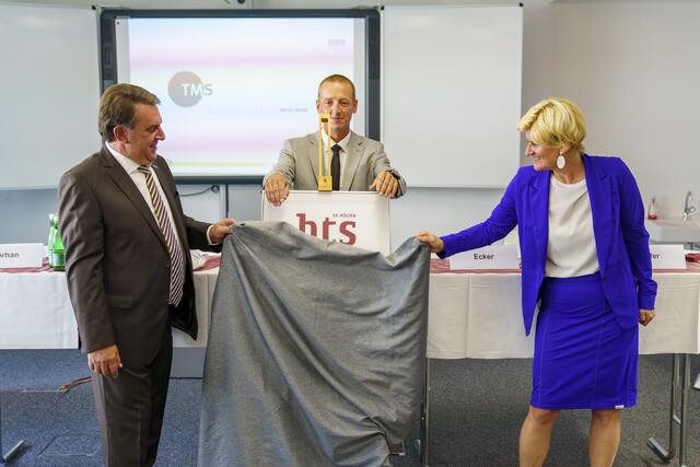 Wirtschaftskammer NÖ-Präsident Wolfgang Ecker, HTS-Direktor Michael Hörhan und Wirtschaftskammer NÖ-Direktor-Stellvertreterin Alexandra Höfer präsentieren das neue Schullogo. | Foto: Josef Bollwein  