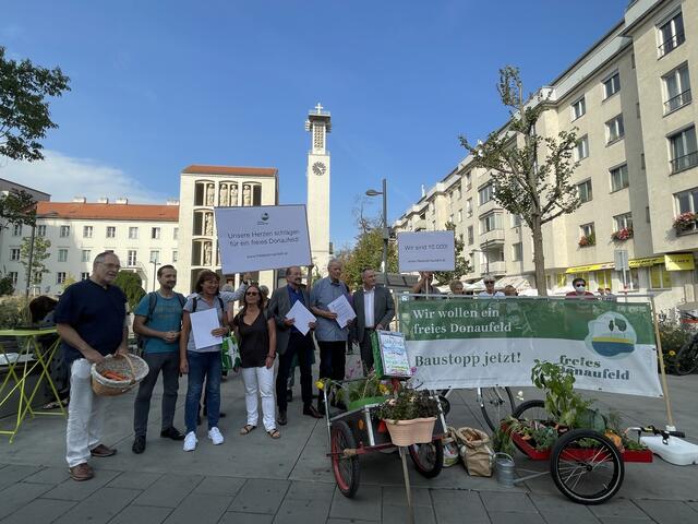 Ein Bruchteil der Bezirksvertretung kam zur Übergabe der Unterschriften. | Foto: Brandl