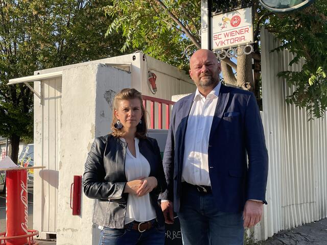 Gemeinderätin Elisabeth Olischar und Bezirksvize Marcus Eisinger (beide ÖVP) wollen Klarheit über die Zukunft des Viktoria-Platzes.