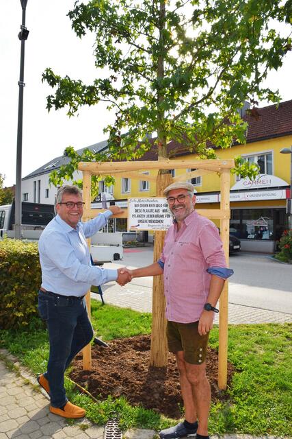 Bürgermeister Paul Mahr (l.) und sein Team verzichten auf Wahlplakate und pflanzen stattdessen Bäume. | Foto: Stadtgemeinde Marchtrenk