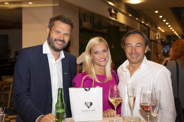Gerhard Ostermann (Leitung Verkauf Tirol Fa. Tiroler Tageszeitung), Melanie Vogelsberger und Andreas Resch (Betriebsleiter Fa. Denzel &amp; Unterberger) | Foto: Umdasch