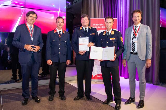 Verleihung Jurypreis „Exzellente Digitalisierungsinitiativen‟ – Landesfeuerwehrschule Kärnten v.l.n.r. Matthias Tschirf (Sektionschef im Bundesministerium für Digitalisierung und Wirtschaftsstandort), Patrick Smriecnik (Qualitätsbeauftragter der Landesfeuerwehrschule Kärnten), Klaus Tschabuschnig (Leiter der Landesfeuerwehrschule Kärnten), Rudolf Robin (Landesfeuerwehrkommandant Kärnten), Gerhard Speckbacher (Sprecher der Jury des Staatspreis Unternehmensqualität 2021)
  | Foto: Anna Rauchenberger