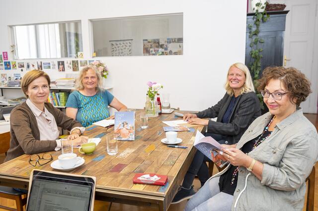 In weiblicher Hand: Die Präsentation der Broschüre "Stadt der Frauen. Praxis einer gendergerechten Stadtplanung" fand exklusiv für die WOCHE statt: Frauenstadträtin Judith Schwentner, Landschaftsgestalterin Heide Studer, Frauen- und Gleichstellungsreferentin Gudrun Rönfeld und Frauenreferatsleiterin-Stellvertreterin Daniela Kerschbaumer. | Foto: Foto Fischer