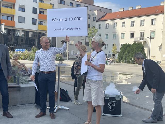 Stolz wurden die mehr als 10.000 Unterschriften präsentiert. | Foto: Brandl