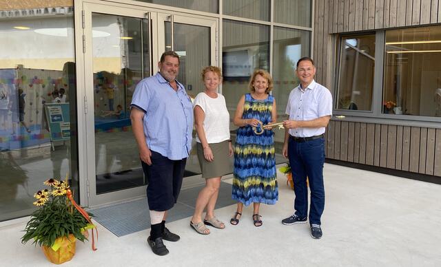 Neumarkts Bürgermeister Adi Rieger (r.) übergab den Schlüssel für die neue Kinderstadt an die Leiterin Norma Mandl (2.v.r.) und ihre Stellvertreterin Heidi Birgmann. Mit dabei: Bauamtsleiter Andreas Burger. | Foto: Stadtgemeinde Neumarkt
