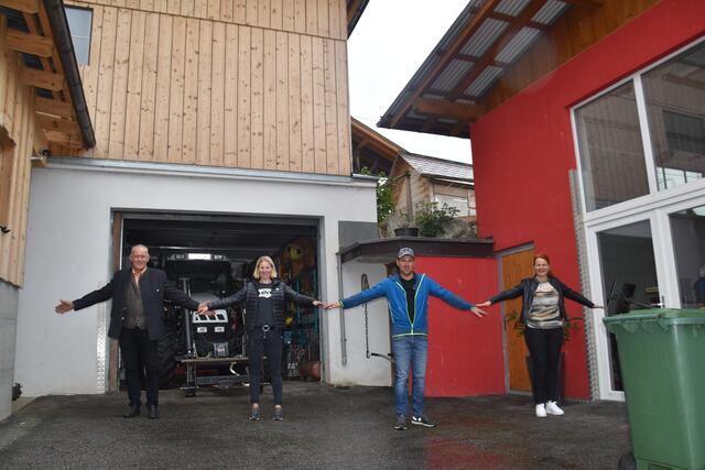 Thomas Schweigl, Anja und Georg Maizner und Cornelia Hagele verdeutlichen den kurzen Weg vom Stall zum Schlachtraum: Nur ein paar Meter beträgt der Transport der Tiere.
