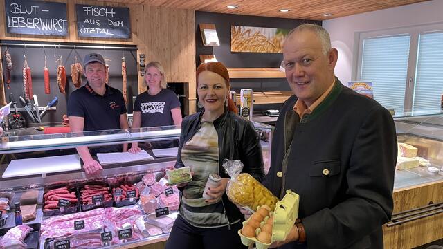 Eine Vielzahl an regionalen und bäuerlichen Produkten, die mit Frische und Originalität überzeugen, bieten Georg und Anja Maizner an, LAbg. Cornelia Hagele und Bezirksbauernobmann Thomas Schweigl sind begeistert. 