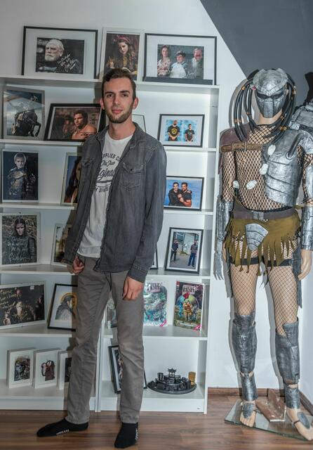 Der 26-Jährige Sarleinsbacher ist stolz auf so manche Autogramme von berühmten Filmschauspielern.  | Foto: Alfred Hofer