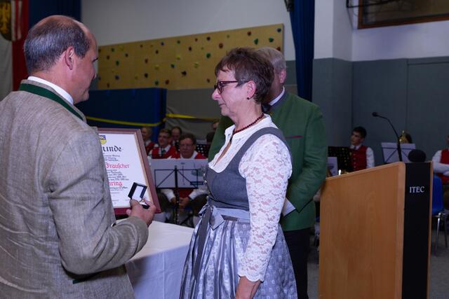 Theresia Frauscher wurde mit dem Ehrenring der Gemeinde Mining ausgezeichnet.
