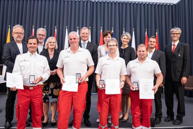 Die ausgezeichneten Rettungsdienstmitarbeiter Alexander Stellnberger, Stefan Steinmayr, Johannes Neustifter und Christian Rahofer freuen sich mit den Gratulanten (1.Reihe v.l.) Stadtrat Michael Schodermayr, Rotkreuz-Präsident Walter Aichinger, 3. Landtagspräsidentin Gerda Weichsler-Hauer, Landeshauptmann Thomas Stelzer, Bezirkshauptfrau Barbara Spöck, Rotkreuz-Bezirksstellenleiterin Cornelia Altreiter-Windsteiger sowie den beiden Bezirksgeschäftsleiter Thomas Zauner und Stephan Schönberger (2. Reihe v.li.).  | Foto: Land OÖ/Schaffner