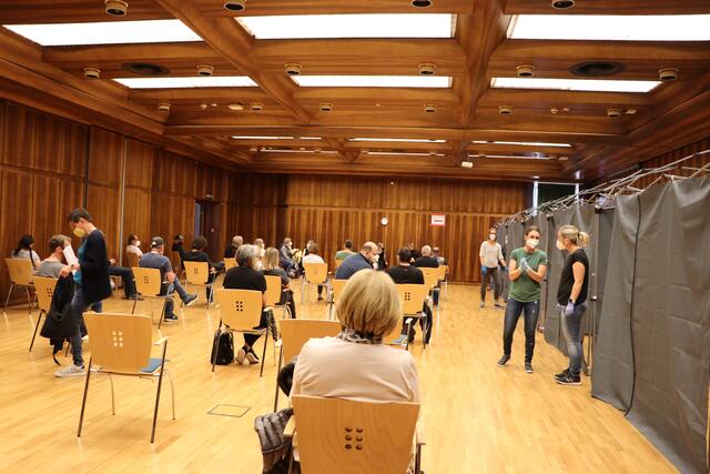 Impfstraße im Landecker Stadtsaal: Im Oktobers soll dort die dritte Impfung der über 80-Jährigen erfolgen. | Foto: Siegele