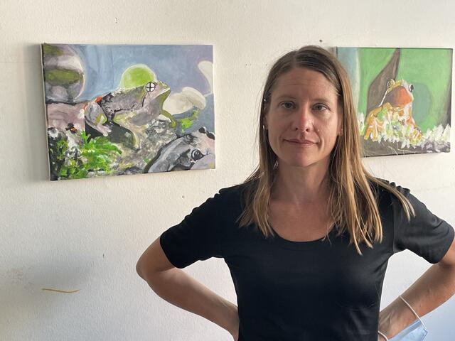 Anne Suttner vor ihren Froschbildern.