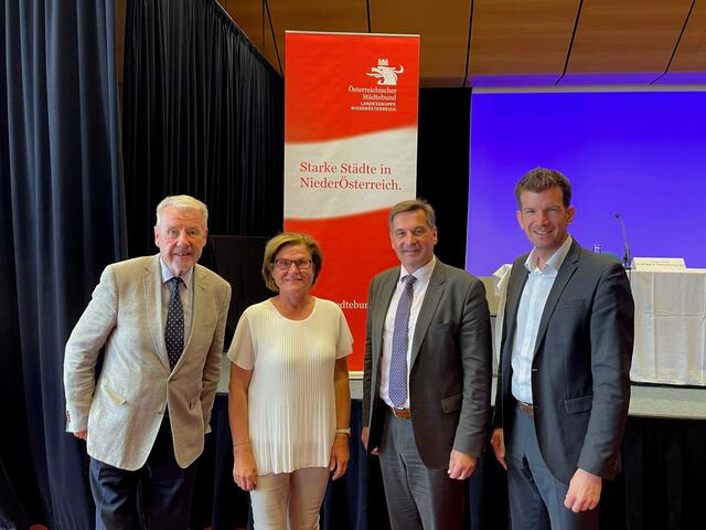  Klubobmann Klaus Schneeberger, Gmünds Bürgermeisterin Helga Rosenmayer, Waidhofens Bürgermeister Werner Krammer und Kottingbrunns Bürgermeister Christian Macho. | Foto: privat