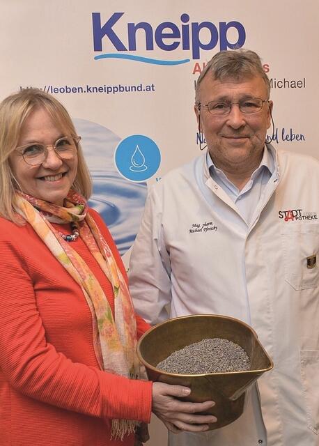 Die Vorsitzende des Kneipp-Aktiv-Clubs Leoben Waltraud Ruth mit Michael Pferschy von der Stadtapotheke Leoben | Foto: Klaus Pressberger