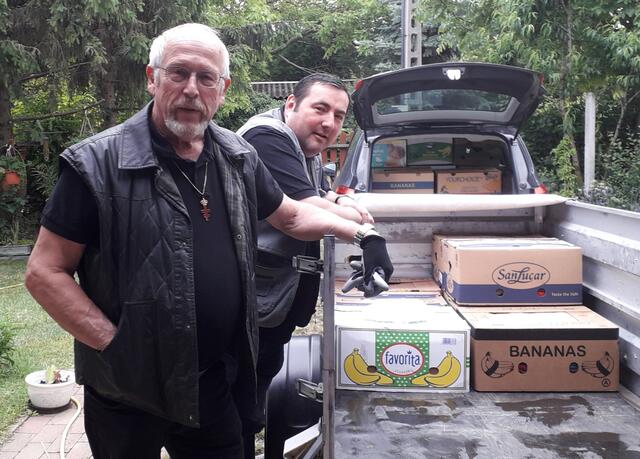 Ordens-Großprior Manfred Augustin aus Punitz (links) und Pfarrer Jan Wechter aus Großmürbisch transportierten mehr als 500 Kartons mit Hilfsgütern. | Foto: OSMTH