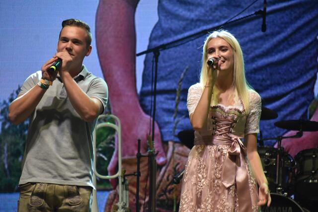 Nico Kristoferitsch und Lisa Mikolaschek brachten ihre gemeinsamen Lieder auf die Bühne. | Foto: Michael Strini