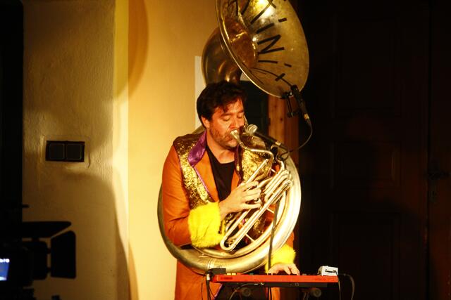 Der Musiker TubAffinity aus Tirol stellte im Gasthaus Stixpeter in Unterfeistritz/Floing seine außergewöhnliche Performance vor.  | Foto: Hofmüller (8x)