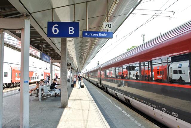 Beim Bahnhof Meidling stehen die zwei neuen Aufzüge kurz vor der Fertigstellung.