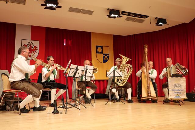 Die "Sonnenplateau Tanzlmusi" umrahmte die Vor-Premiere musikalisch.