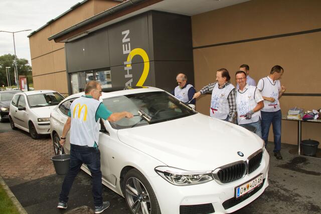 Der UTTC Tischtennisverein Oberwart rund um Franz Felber, Gerhard Puhr und Franz Pomper waren fleißig beim Scheibenreinigen und Geldsammeln.