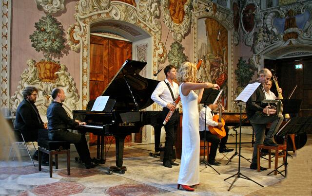 Das Ensemble führte im wunderschönen Ambiente des Stiftes auf eine Zeitreise durch die großen Stationen der Kammermusik.