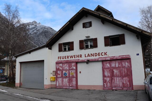 Das alte Feuerwehrhaus in Perjen soll einem Wohnprojekt der Neuen Heimt Tirol samt Dorfplatz weichen. | Foto: Othmar Kolp