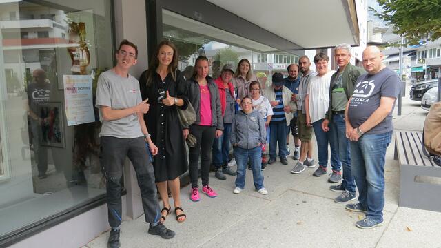 Am neuen Standort in der Malserstraße wollen die Lebenshilfe und Kooperationspartnerin Isa Schütze (2.v.l.) durchstarten. | Foto: Lebenshilfe Landeck