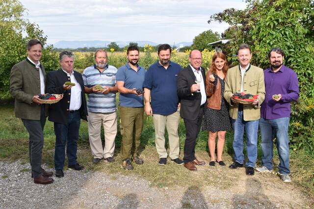 Johannes Schmuckenschlager (Österreichischer Weinbaupräsident), Matthias Siess (Wein Burgenland), Anton Piribauer sen., Lukas Piribauer, Anton Piribauer jun. Andreas Liegenfeld (Burgenländischer Weinbaupräsident), Landtagsabgeordnete Carina Lanschober-Luif, Nikolaus Berlakovich (Landwirtschaftskammer-Präsident) | Foto: A. Illedits