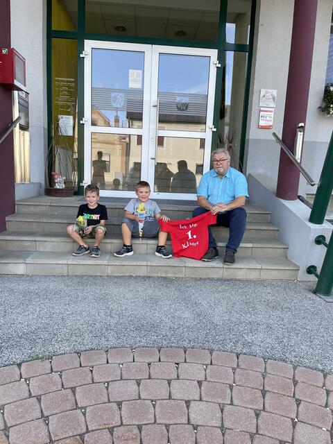 David Grafl und Kilian Lukschander besuchten Bürgermeister Josef Kutrovatz in seiner Sprechstunde.
 | Foto: Gemeinde Sigleß