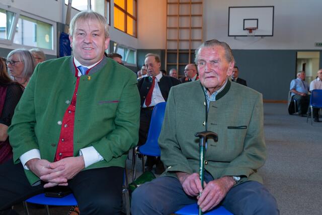 Bürgermeister a.D. Ing. Günter Hasiweder und Altbürgermeister Franz Altmann.