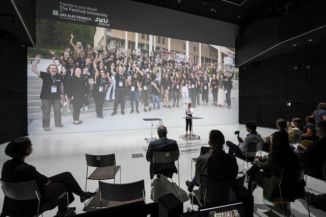 Rund 100 Studierende aus aller Welt machten sich an der JKU Gedanken darüber, wie eine Universität der Zukunft funktionieren könnte. | Foto: JKU