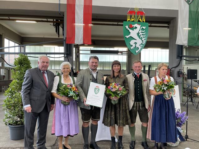 Freuen sich über das Landeswappen: LH Hermann Schützenhöfer, Johanna Mußbacher, Rudolf jun., Karin, Rudolf sen. und Elfriede Grasch. | Foto: Eva Heinrich-Sinemus