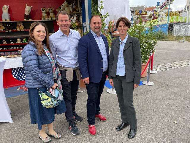 Bei der Eröffnung des Kolnhoferwegs (v.l.): Praterunternehmerin Silvia Lang, Stefan Sittler-Koidl, Präsident des Wiener Praterverbands, Bezirksvorsteher Alexander Nikolai (SPÖ) sowie Praterunternehmerin und Urenkelin Katja Kolnhofer.
 | Foto: Brunner