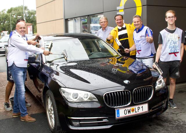 Bgm. 2. LT. Präsident Georg Rosner reinigte die Autoscheiben von Ludwig Pal.