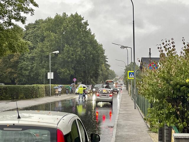Beim Lokalaugenschein in Welzenegg: Morgentliches Verkehrschaos vor der Schule.