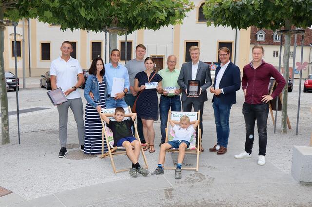Bgm. Marcus Martschitsch, Sebastian Thier (Cities App) und Thomas Grill (Stadtgemeinde) gratulierten den glücklichen Gewinnern.