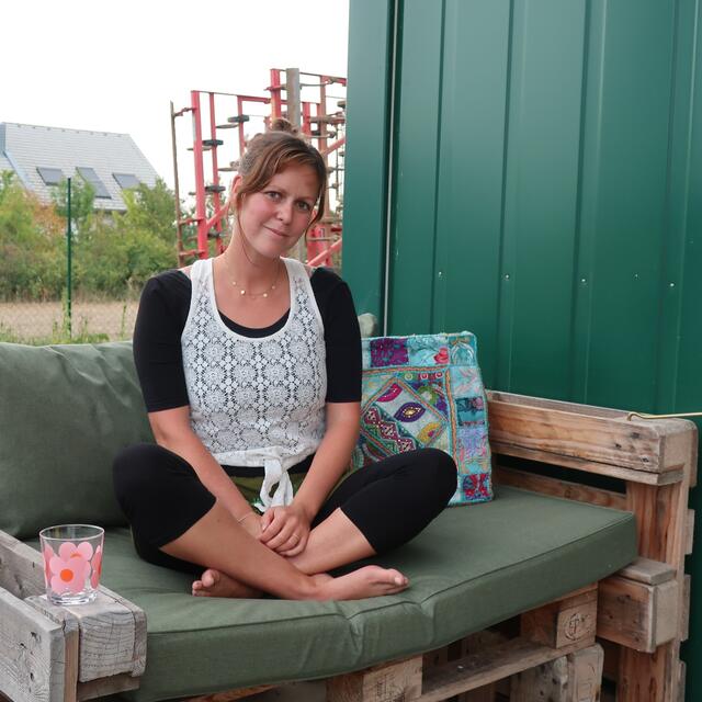 Pascale Rosnak vor ihrem feinen Laden auf der gemütlichen Wartecouch. | Foto: Ingrid Ruf