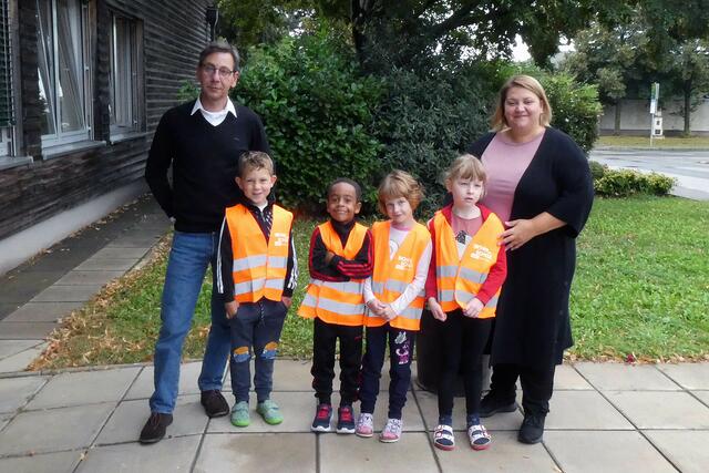 ARBÖ-Ortsklubobmann Christan Frasz übergab Direktorin Isabella Grauszer Kinderwarnwesten für die 41 neuen Volksschulkinder in Steinbrunn

 | Foto: ARBÖ