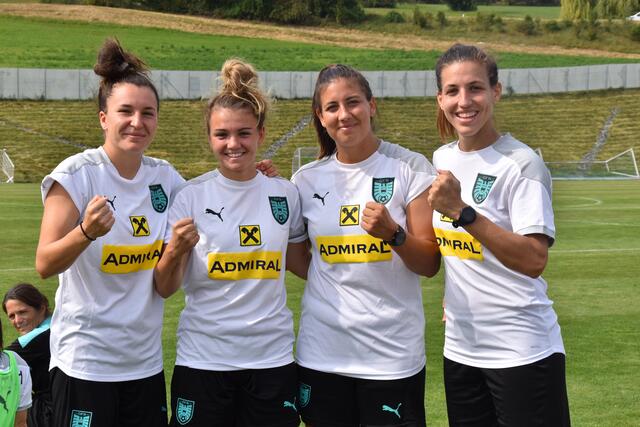 Dürfen sich über ein 8:1 in Lettland freuen: Torschützin Barbara Dunst, Laura Wienroither, Marina Georgieva und Lisa Marie Makas | Foto: Michael Strini