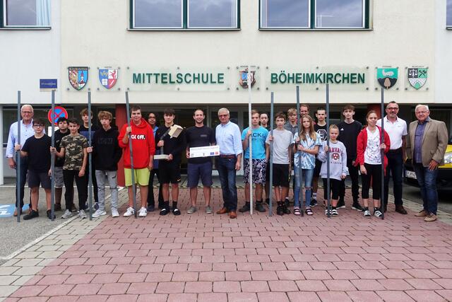 Übergabe der Einzelkomponenten  an die SchülerInnen des Polytechnikums Böheimkirchen durch die mitmachenden Betriebe | Foto: BÖ Ortsmarketing 