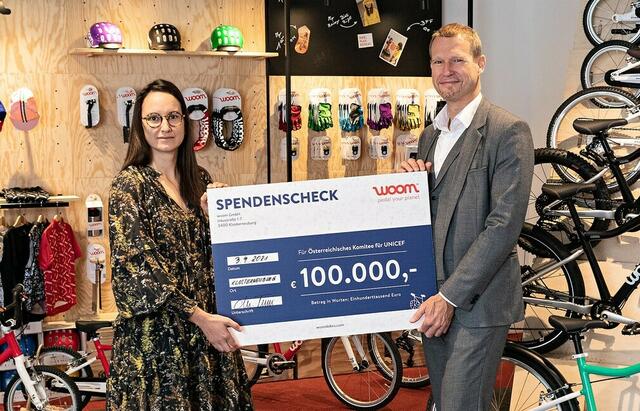 woom Projektmanagerin Marlene Fussi und Christoph Jünger, Geschäftsführer des Österreichischen Komitees für UNICEF, bei der Übergabe des Spendenschecks über 100.000 Euro. | Foto: woom
