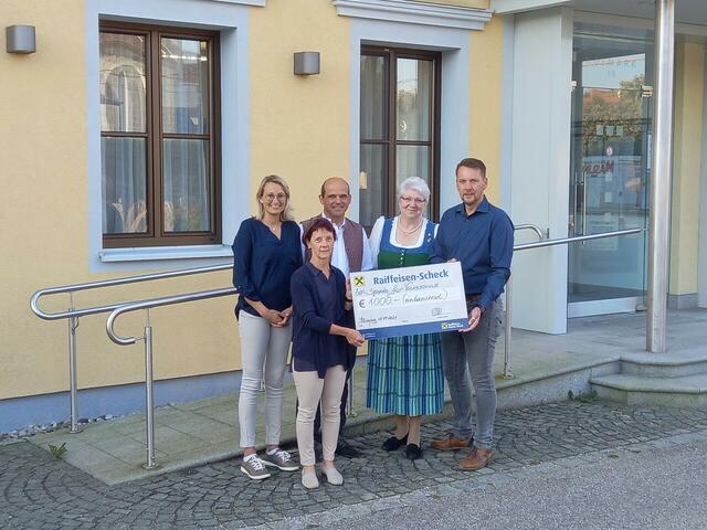 OÖVP Mining spendet € 1.000.- an die Volksschule Mining. | Foto: privat