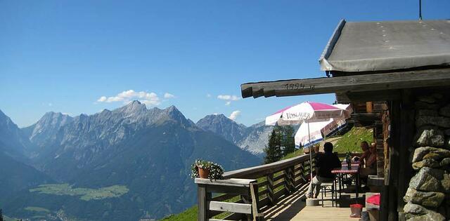 Proxenalm – Diese nicht regelmäßig bewirtschaftete urige Alm bietet eine traumhafte Aussicht ins Karwendelgebirge und zum Kellerjoch. | Foto: Almenrausch