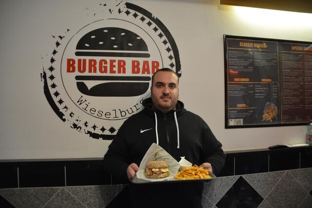 "Zuagroast" im Bezirk Scheibbs: Seit einem Jahr bereitet Sven Sziladi aus Ungarn feine Burger im Zentrum der Brau- und Messestadt zu. | Foto: Roland Mayr