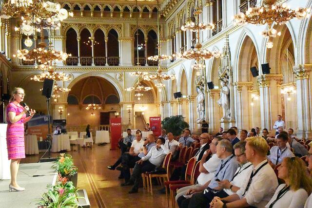 E-Government Konferenz 2019, die noch vor Ort (damals in Wien) veranstaltet werden konnte: Magarete Schramböck, Bundesministerin, BMDW, vor dem Plenum. | Foto: Foto: Monika Scheichelbauer
