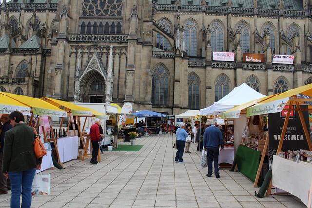 Insgesamt gibt es bei der heurigen Genusslandstraße rund 100 Betriebe aus der Gewerbe- und Manufakturbranche. Am Domplatz kann man Köstlichkeiten aus dem Inn- und Mühlviertel erwerben. | Foto: BRS